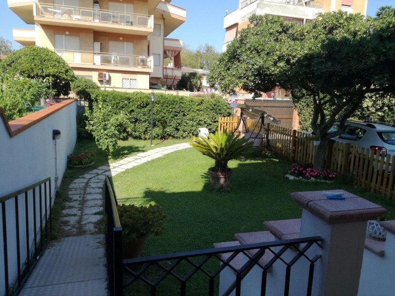 Pomezia appartamento in villa con giardino a Roma in Vendita