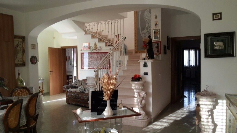 Nociglia villa su tre livelli a Lecce in Vendita