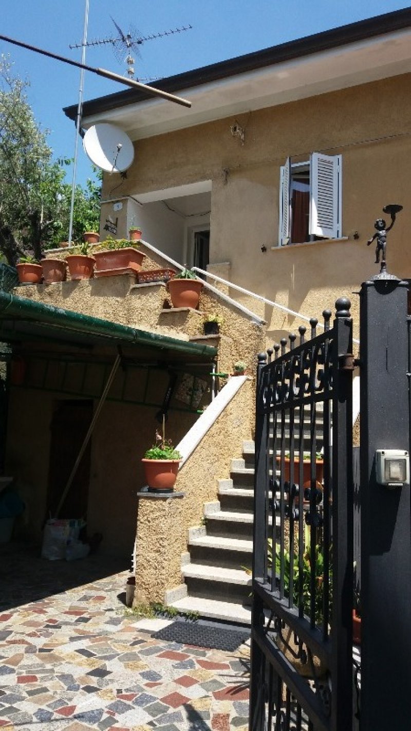 Massa appartamento in casa semindipendente a Massa-Carrara in Vendita