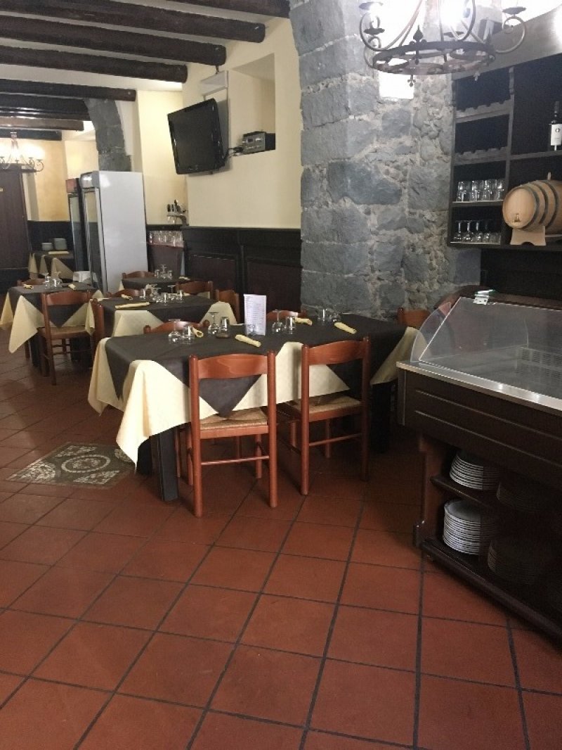 Trattoria pizzeria sita al centro di Giarre a Catania in Vendita