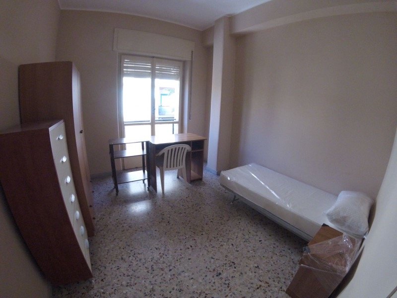 Catania stanza singola spaziosa in appartamento a Catania in Affitto