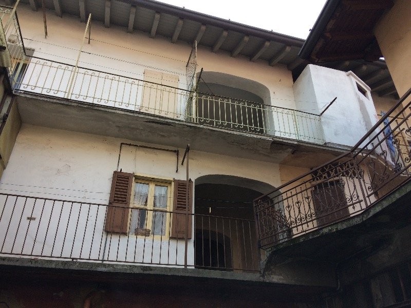 Da privato intero edificio in Albino a Bergamo in Vendita