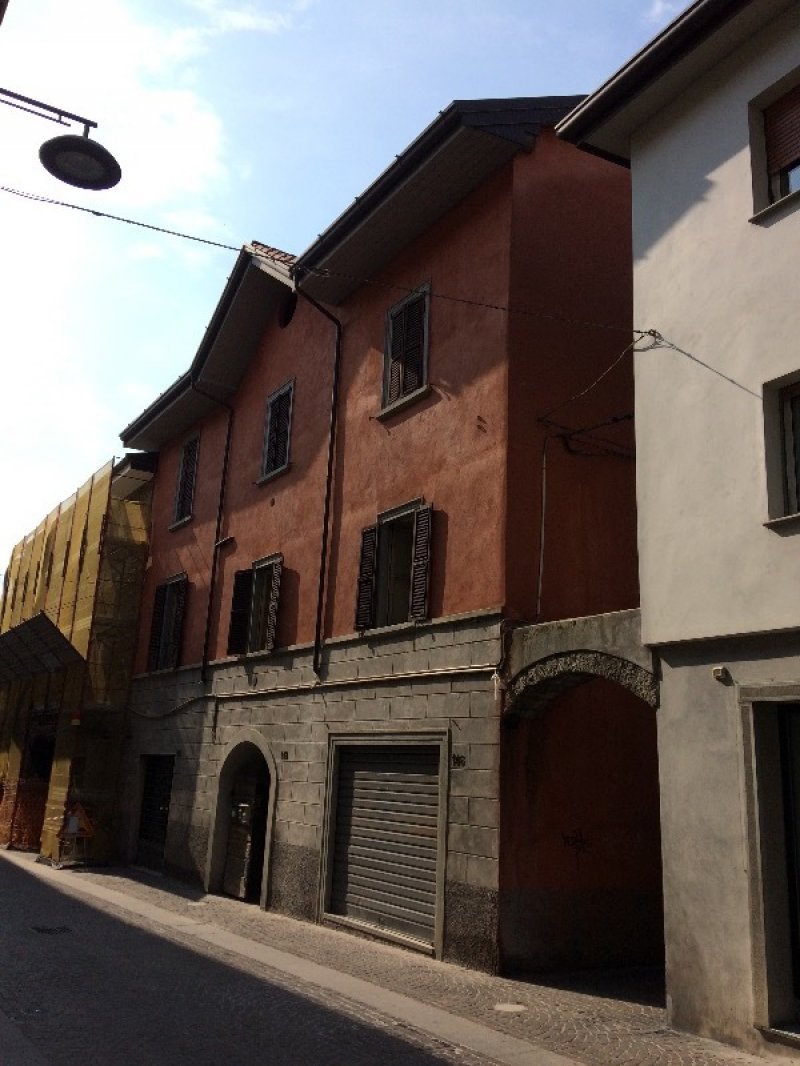 Da privato intero edificio in Albino a Bergamo in Vendita