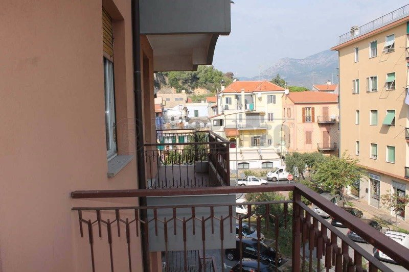 Borghetto Santo Spirito trilocale con due balconi a Savona in Vendita