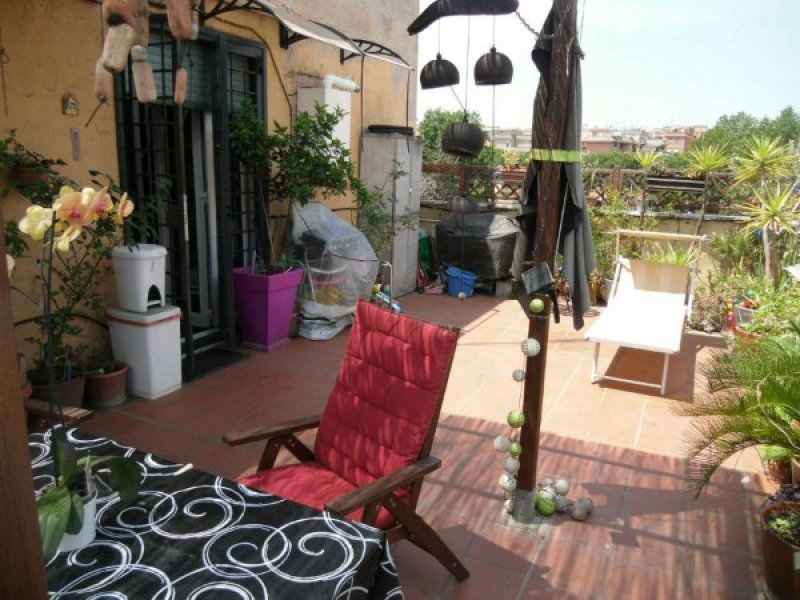 Roma appartamento attico soleggiato a Roma in Vendita