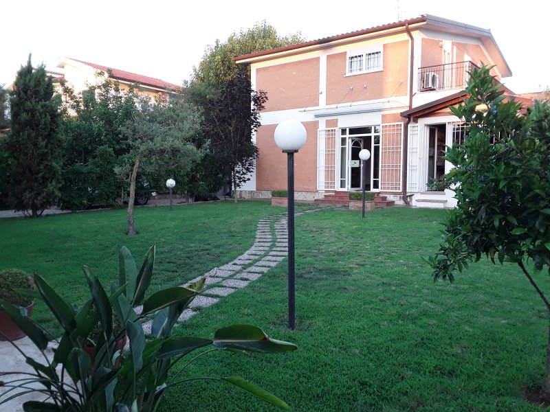 Anzio villa bifamiliare in zona residenziale a Roma in Vendita