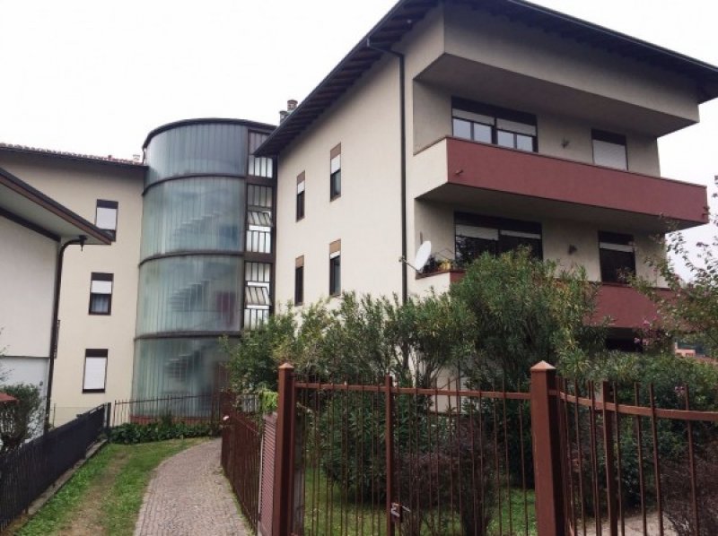 Gemonio appartamento in palazzina nel verde a Varese in Affitto