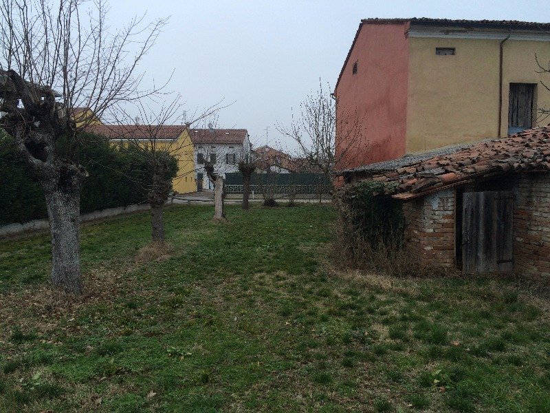 Gualtieri casa colonica a Reggio nell'Emilia in Vendita