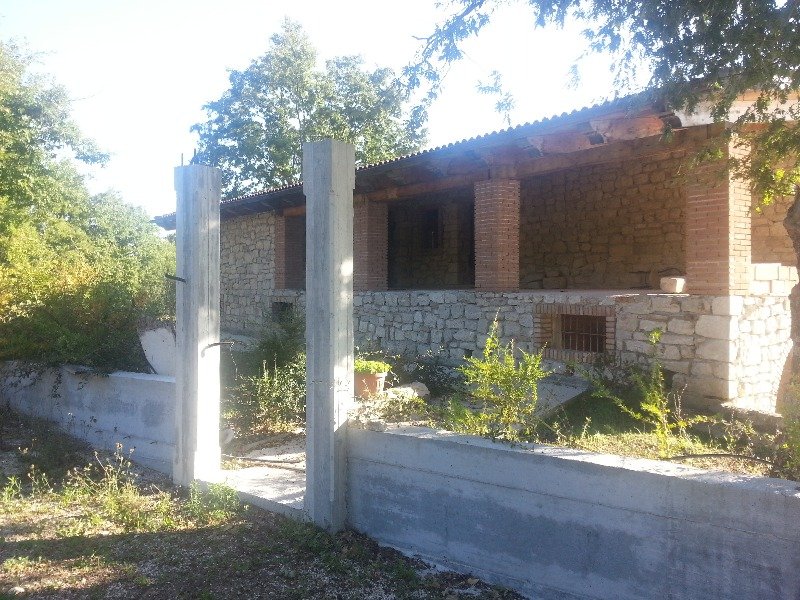 Sassinoro villa in pietra di recente costruzione a Benevento in Vendita