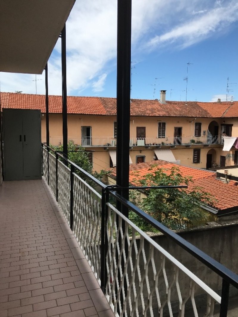 Castellanza stanze in ampio trilocale a Varese in Affitto