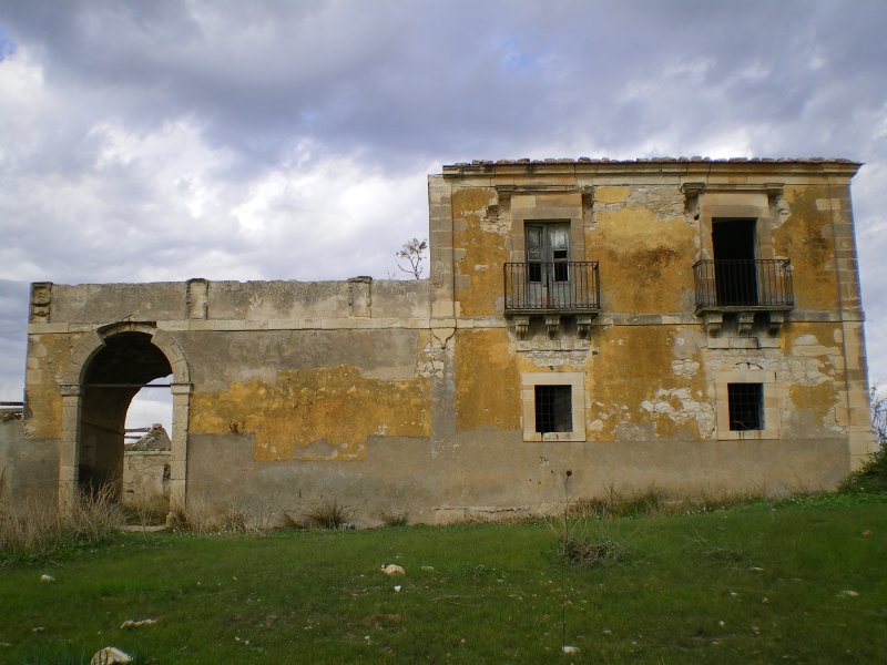 Licodia Eubea complesso edilizio a Catania in Vendita