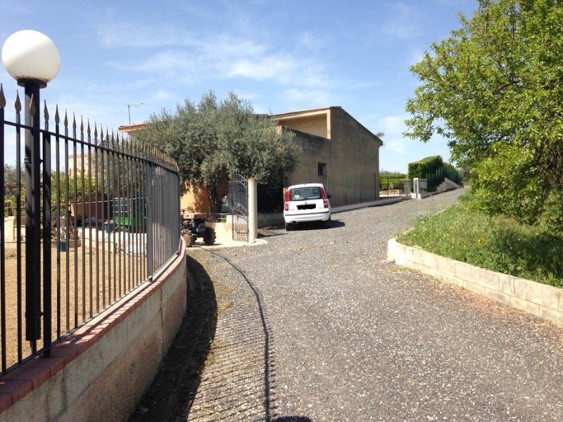 Chiaramonte Gulfi villa con terreno a Ragusa in Vendita
