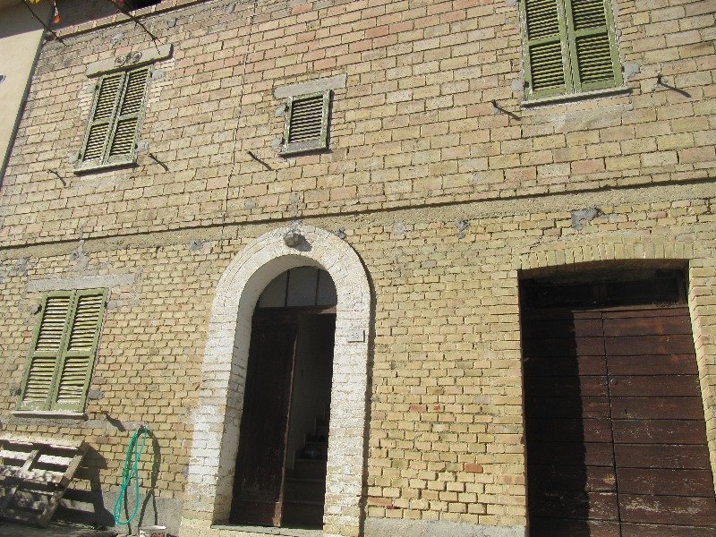 Montefalco casale indipendente da ristrutturare a Perugia in Vendita