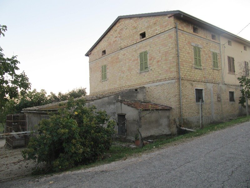 Montefalco casale indipendente da ristrutturare a Perugia in Vendita
