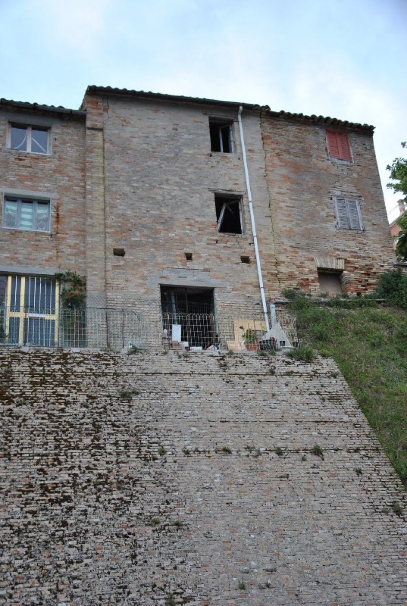 Monte San Pietrangeli casa in centro storico a Fermo in Vendita