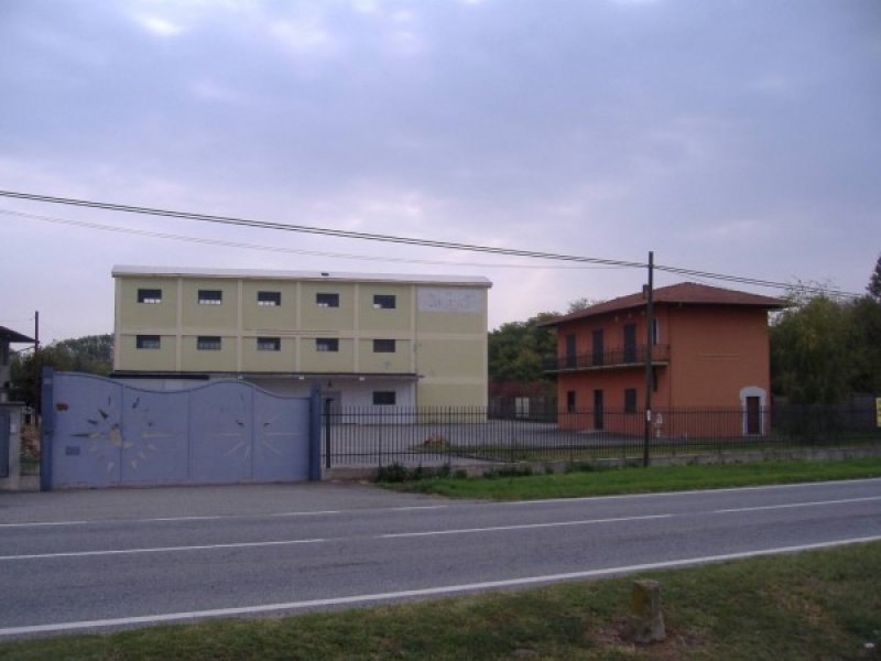 Lenta opificio industriale con annessa casa a Vercelli in Vendita