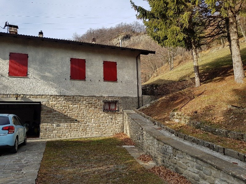 Bardi casa su due livelli con terreno a Parma in Vendita