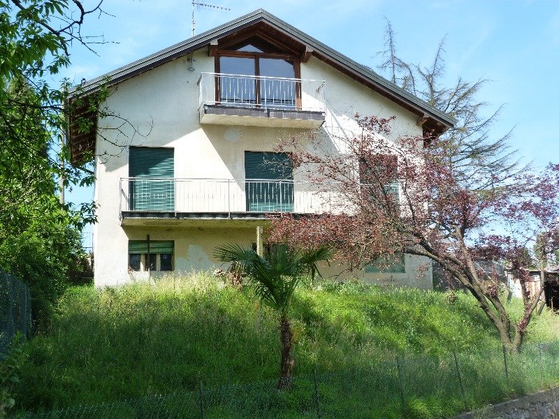 Besozzo casa indipendente con giardino a Varese in Affitto