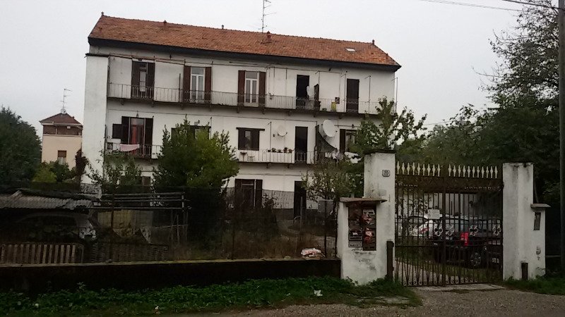 Gallarate ampio bilocale in casa di ringhiera a Varese in Vendita