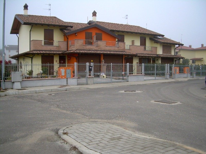 Chignolo Po in zona residenziale villetta schiera a Pavia in Vendita