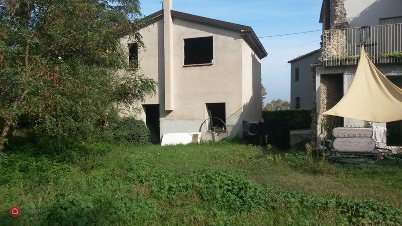 Montescudo casa con terreno a Rimini in Vendita