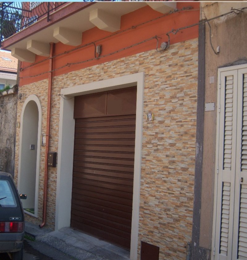 Calatabiano casa con ampio garage a Catania in Vendita