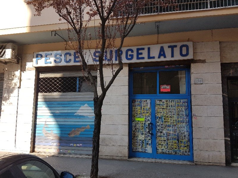 Roma negozio con vetrine a Roma in Affitto