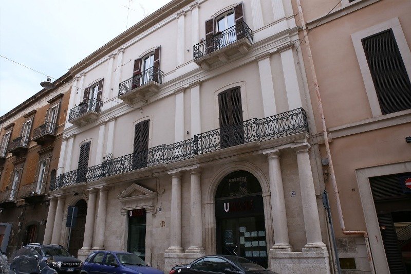 Bari appartamento in prestigioso stabile d'epoca a Bari in Affitto