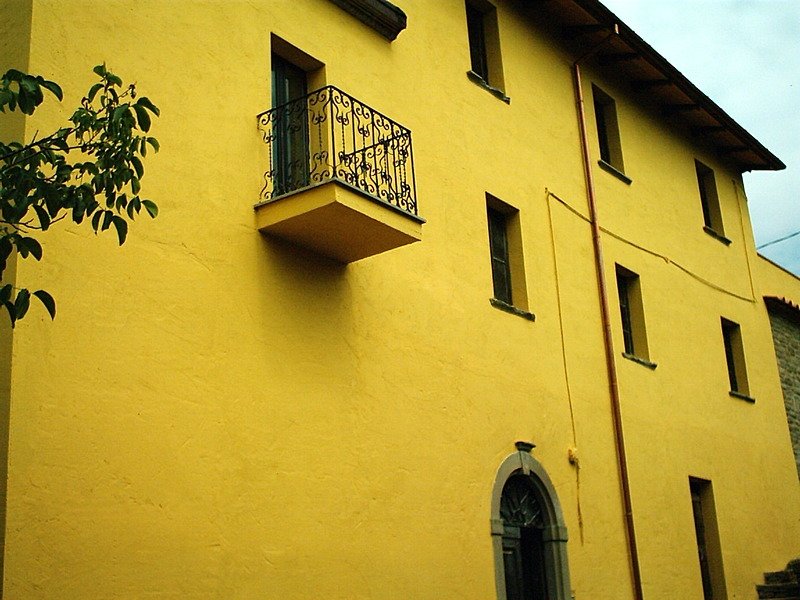 Pietralunga grande casa in pietra a Perugia in Vendita