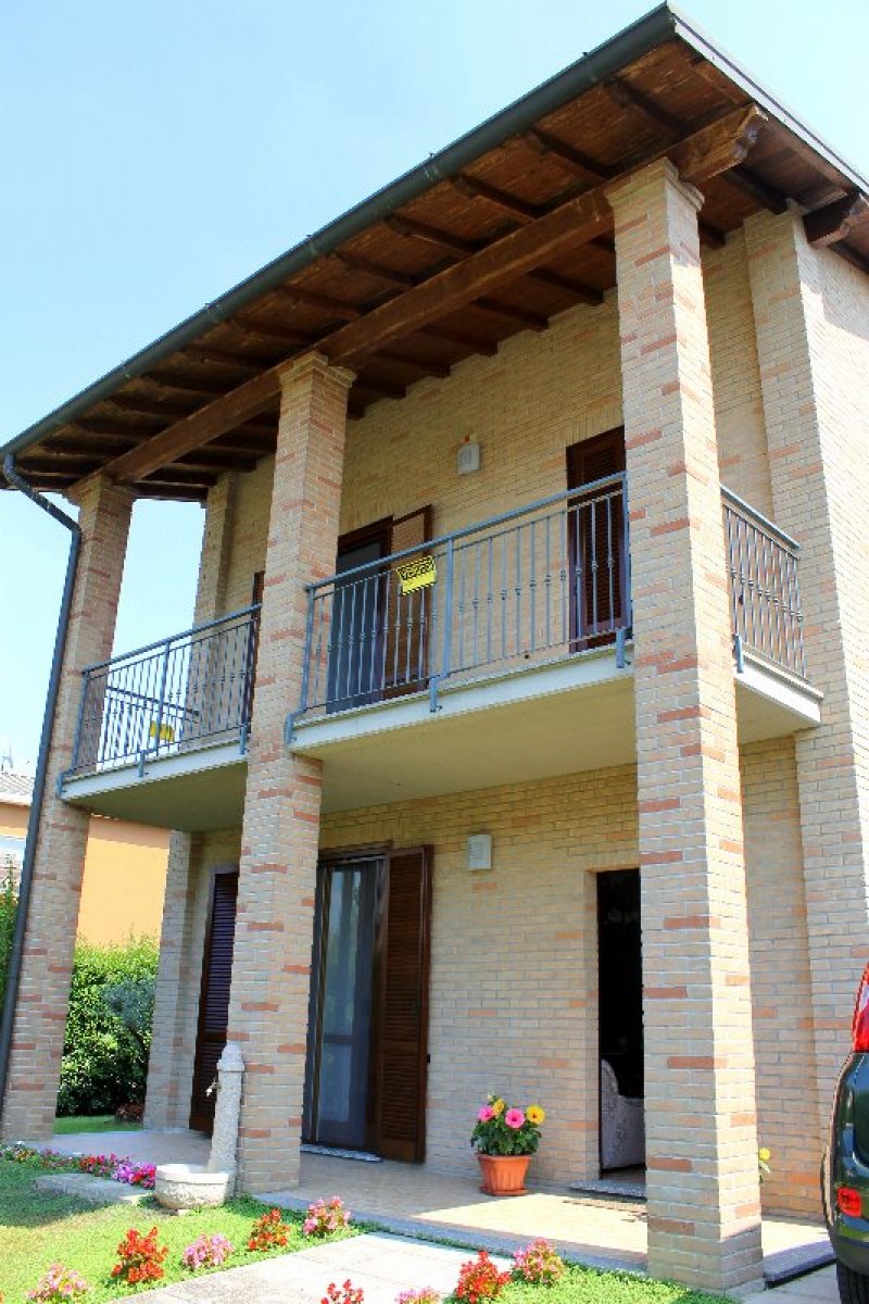 Roncaro villa con rivestimento in mattoni a vista a Pavia in Vendita