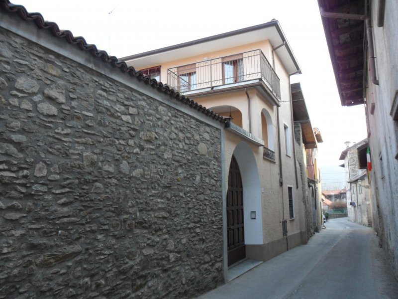Ameno casa centro storico a Novara in Vendita