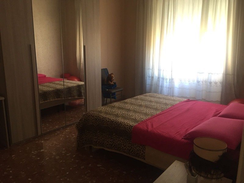 Roma ampia camera matrimoniale ad uso singolo a Roma in Affitto