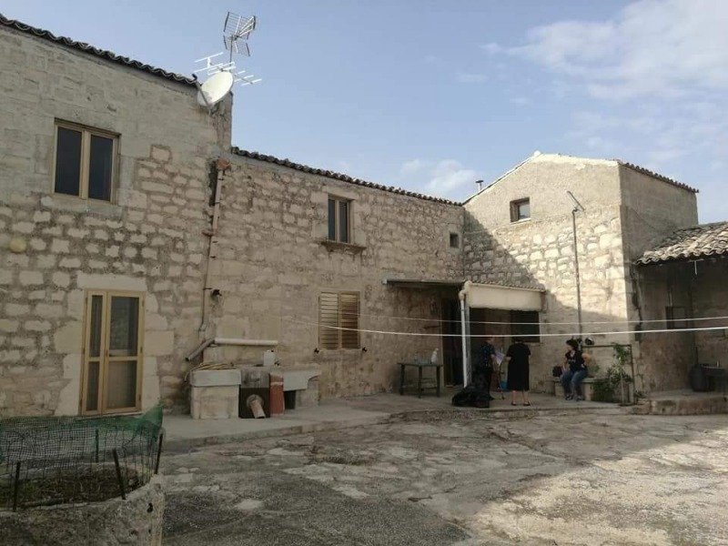 Modica caseggiato sito in contrada Cruci a Ragusa in Vendita