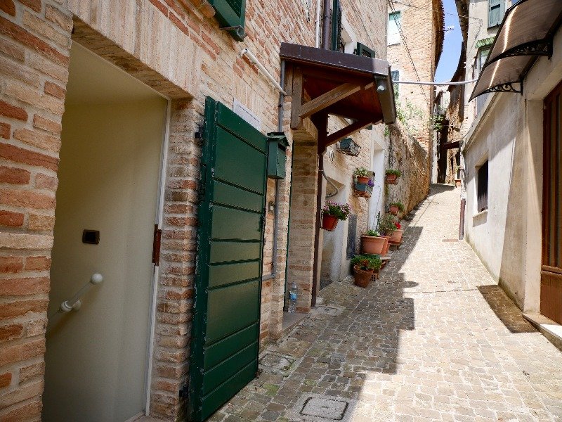 Pesaro casetta nel borgo medievale di Mombaroccio a Pesaro e Urbino in Vendita