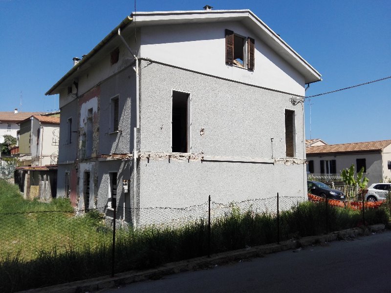 Castelfidardo fabbricato civile abbandonato a Ancona in Vendita
