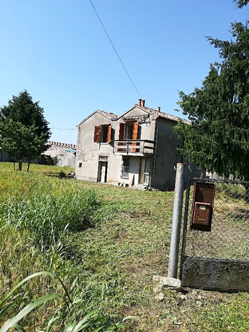 Ro casa sita in centro paese con terreno agricolo a Ferrara in Vendita