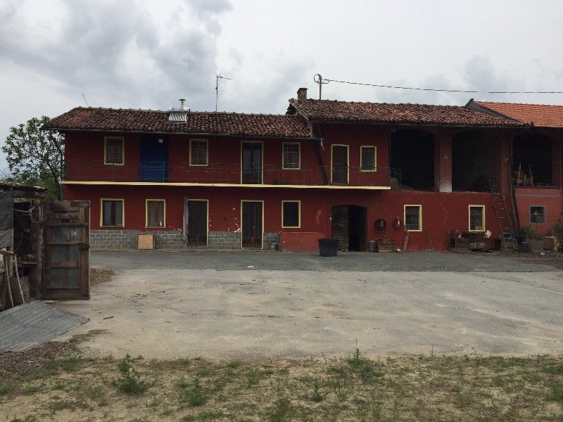 Cavour fabbricato con ampia tettoia a Torino in Vendita
