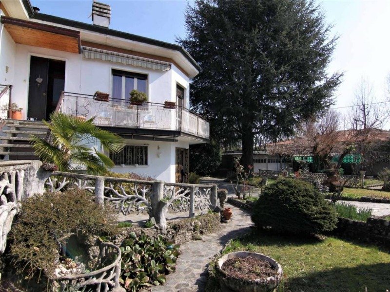 Cassano Magnago villa a Varese in Vendita