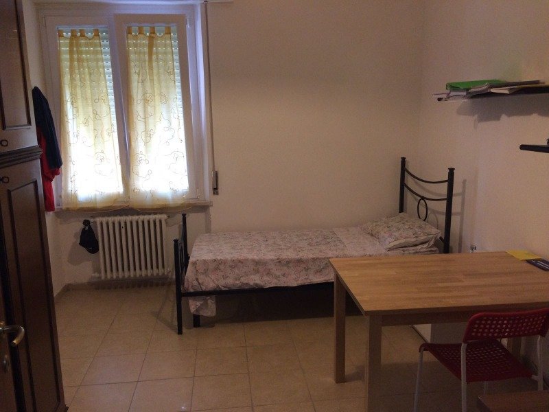 Ancona stanze singole in appartamento a Ancona in Affitto