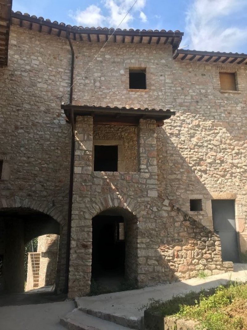 A Civitella di Scheggino terratetto in pietra a Perugia in Vendita