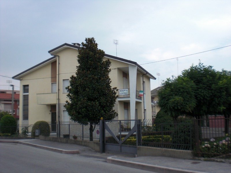 Cuneo intera palazzina centro Confreria a Cuneo in Vendita