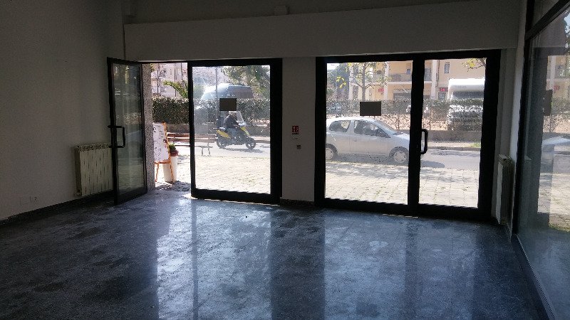 Albenga negozio con ampie vetrine a Savona in Vendita