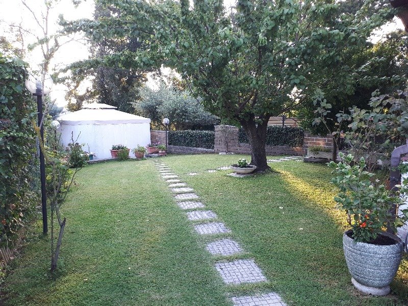 Aprilia villa a schiera con giardino privato a Latina in Vendita