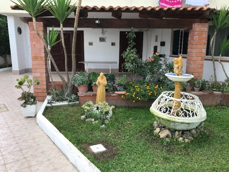 Sessa Aurunca villetta con giardino a Caserta in Vendita