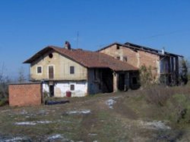 Villanova Mondov cascinale indipendente a Cuneo in Vendita