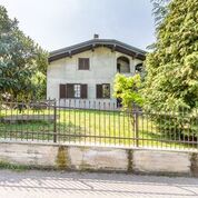 Varano Borghi villa Parini a Varese in Vendita