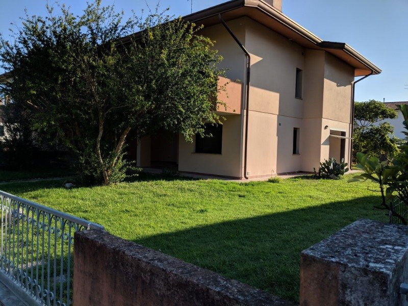 Ronchis casa in bifamiliare a Udine in Affitto