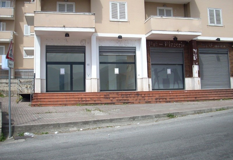 Locale commerciale a Montecorvino Rovella a Salerno in Vendita