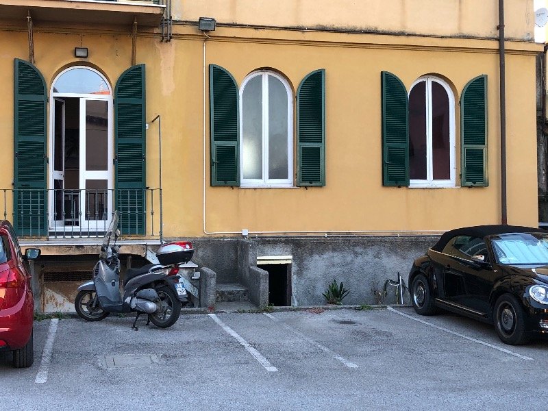 La Spezia uso ufficio posto auto a La Spezia in Affitto