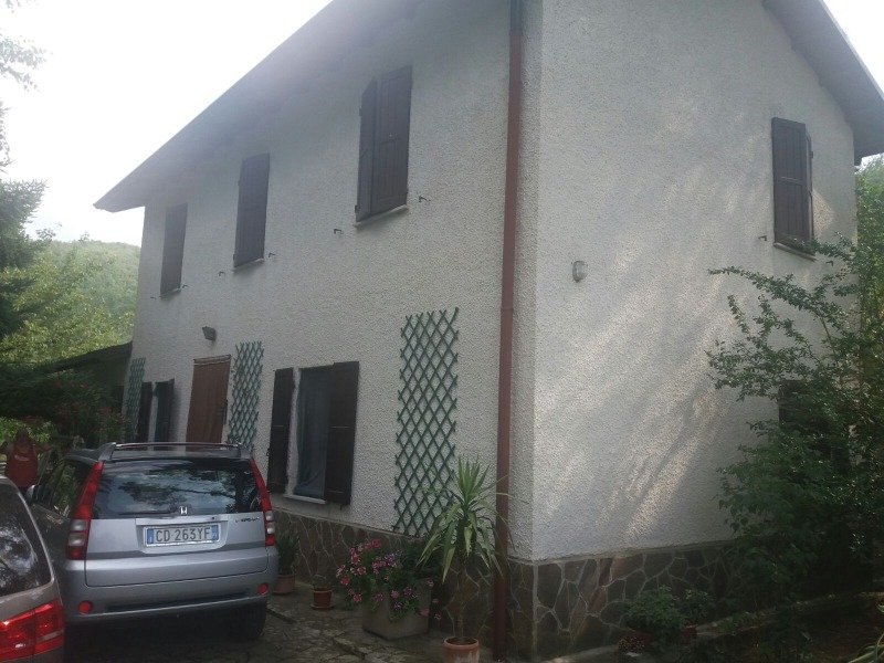 Fortunago casa indipendente immersa nel verde a Pavia in Vendita